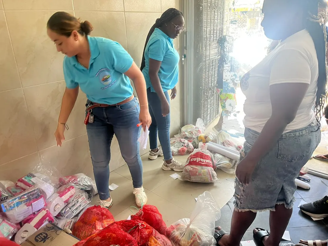 Voluntarias clasificando las donaciones recibidas en la bodega del Banco de Alimentos del Chocó