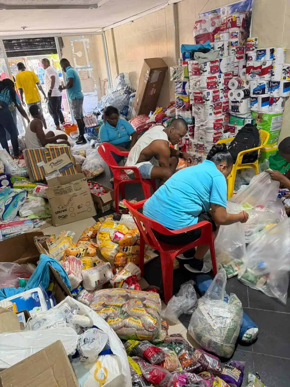 Voluntarias del Banco de Alimentos del Chocó clasificando bolsas de donaciones en la bodega