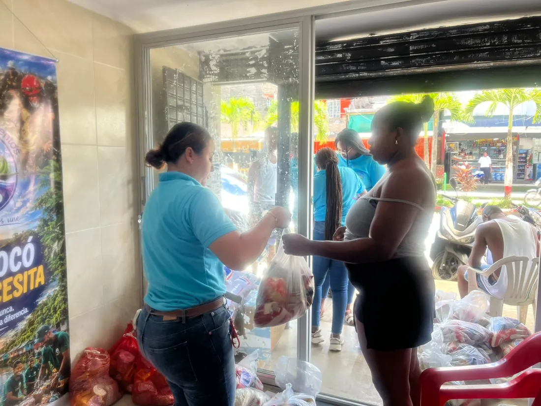 Equipo del Banco de Alimentos del Chocó entregando mercados a las familias de la comunidad