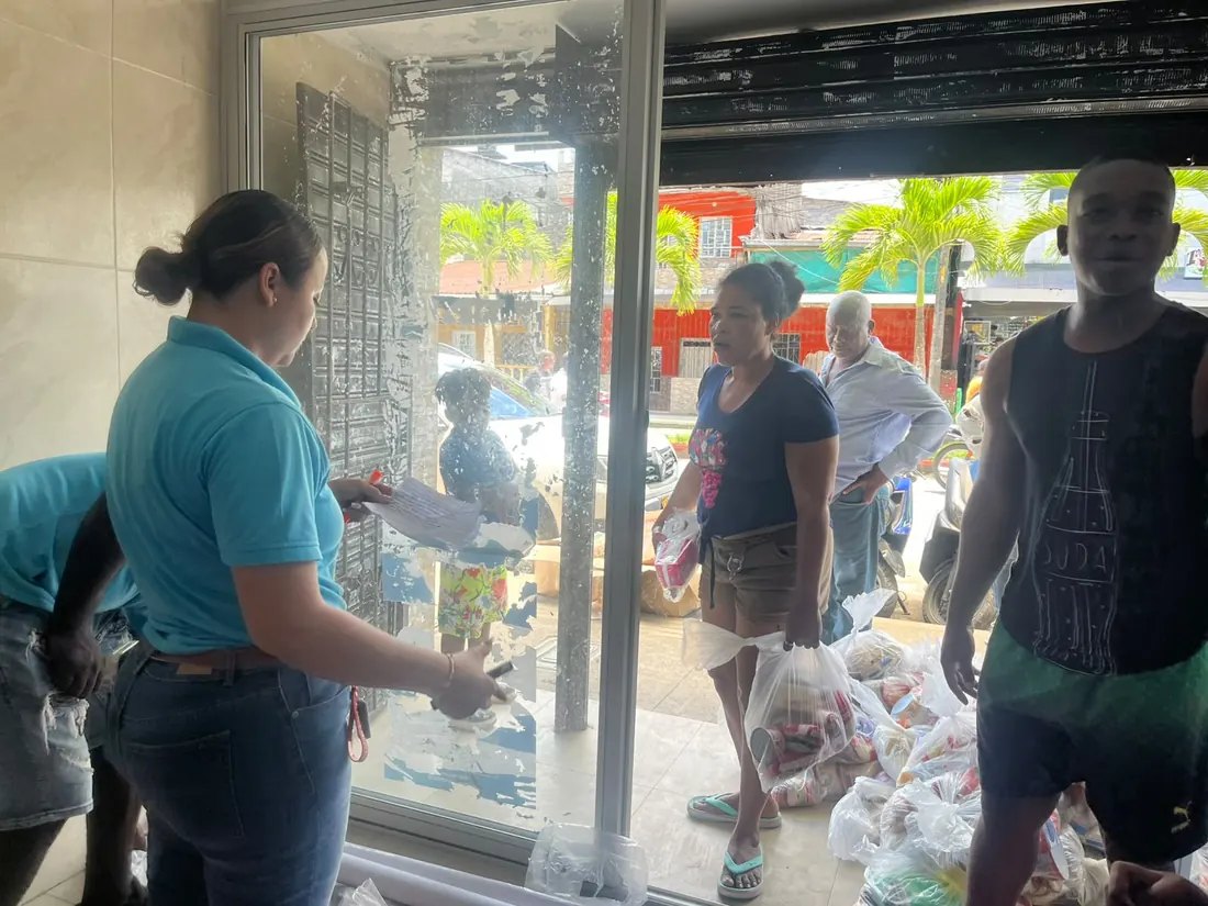 Entrega de mercados a las familias afectadas por el sismo en el Chocó