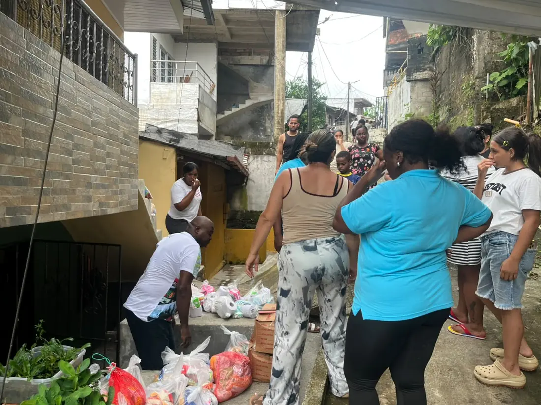 Jornada de entrega de ayudas en la calle de un barrio de Quibdó
