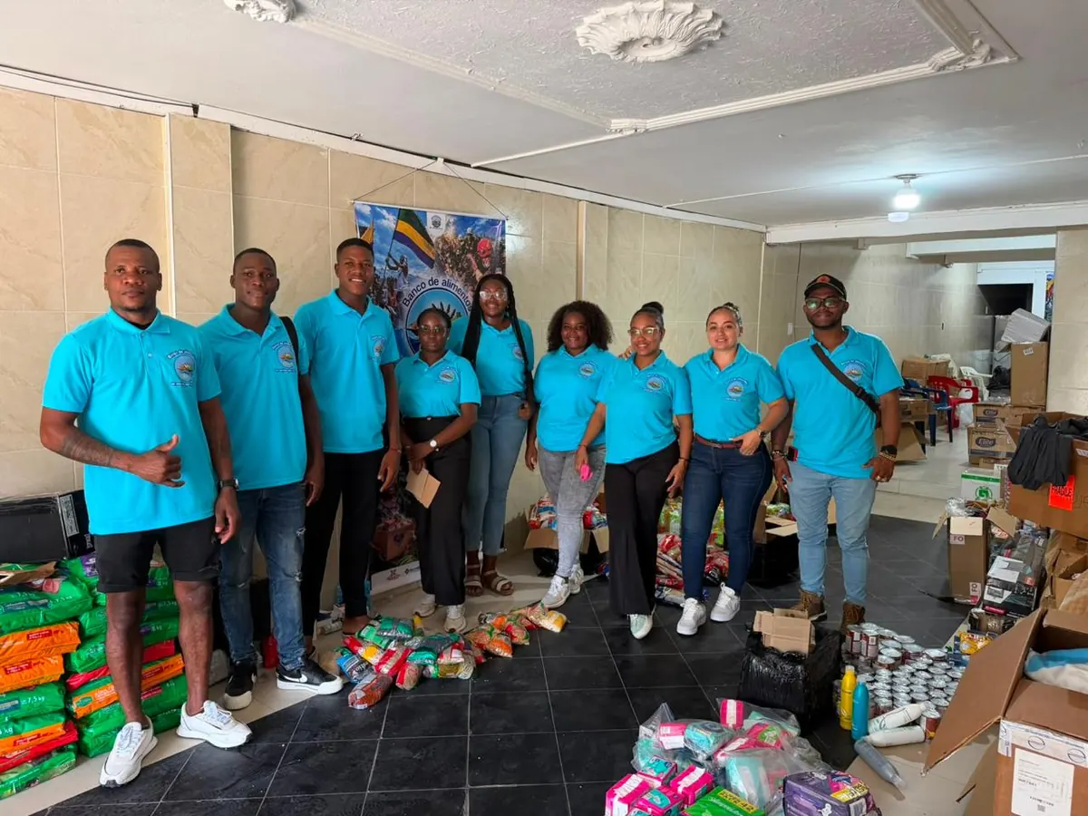 Equipo de voluntarios del Banco de Alimentos del Chocó junto a las donaciones recibidas