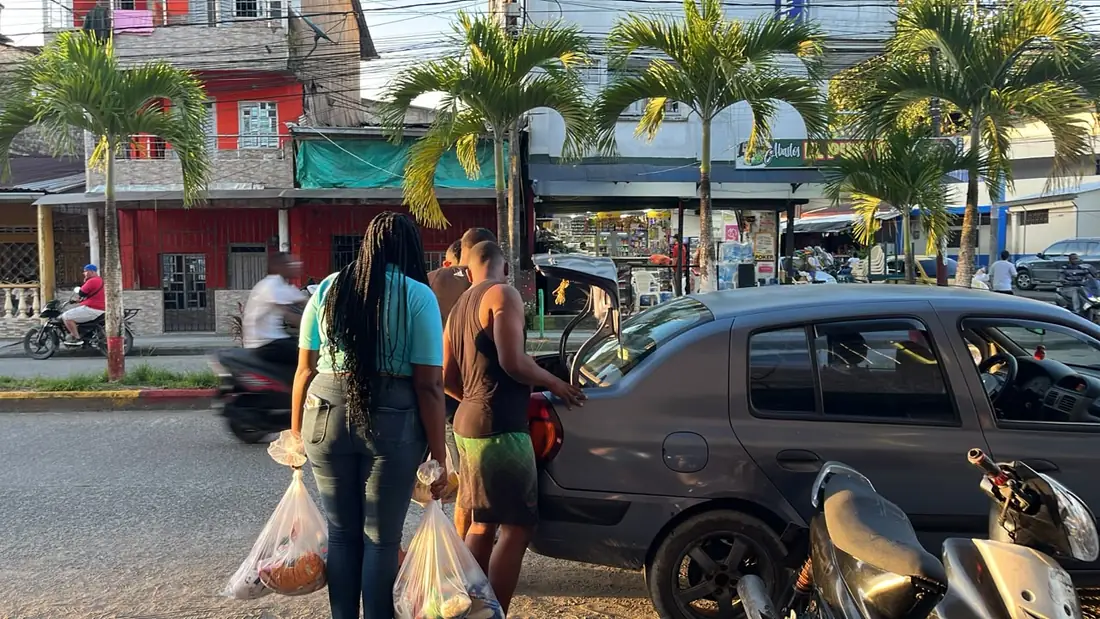 Personas entregando donaciones al Banco de Alimentos del Chocó en la calle