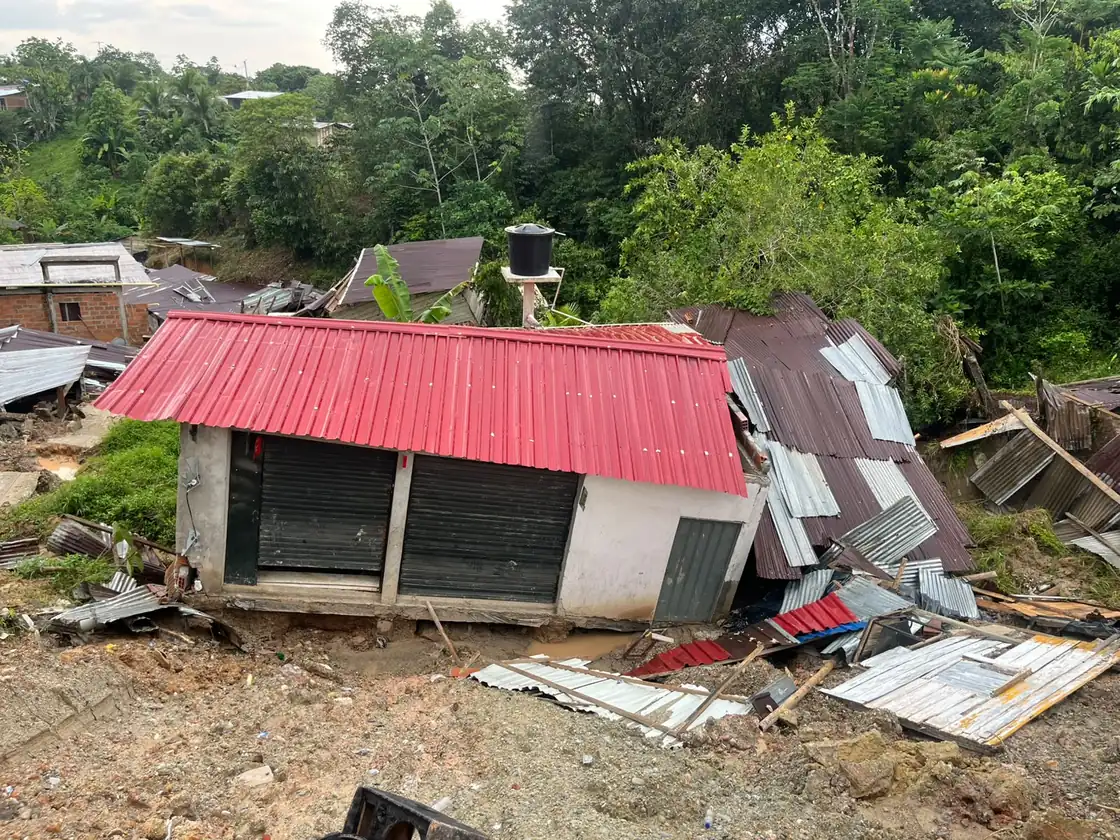 Vivienda del Chocó con el techo de zinc desplomado y las paredes caídas tras el sismo