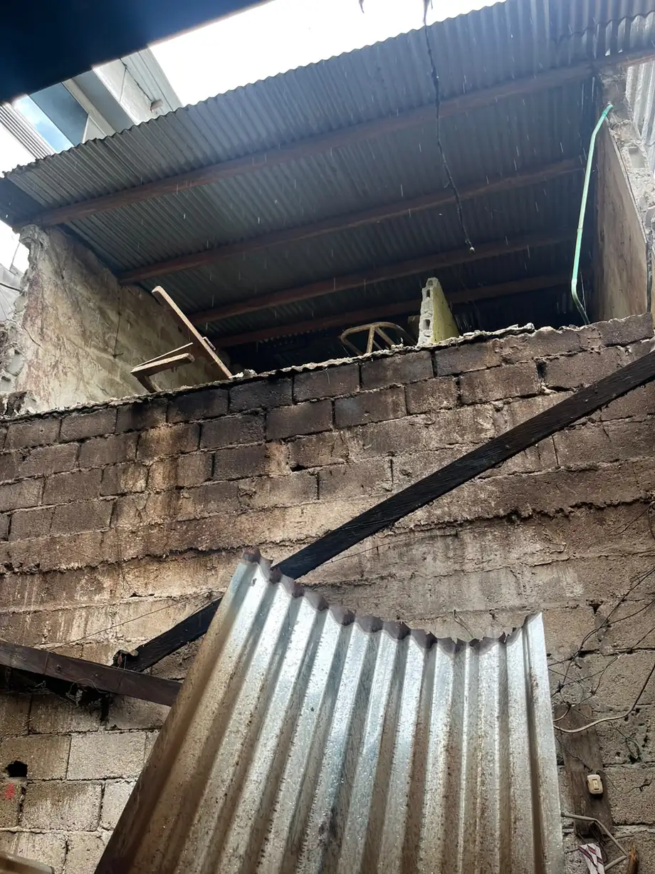 Escombros mezclados con ollas, baldes y enseres del hogar en una vivienda del Chocó