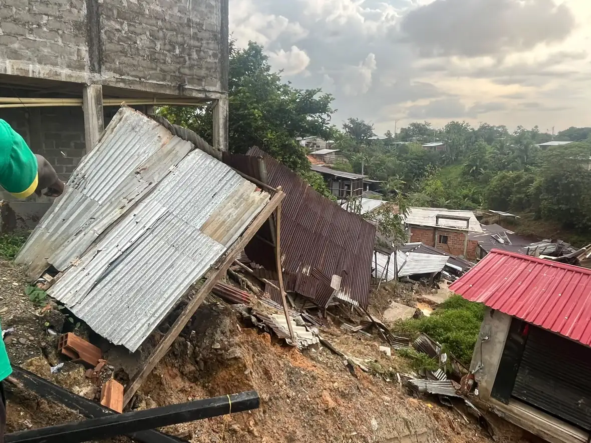 Conjunto de viviendas afectadas por el sismo en una ladera del Chocó