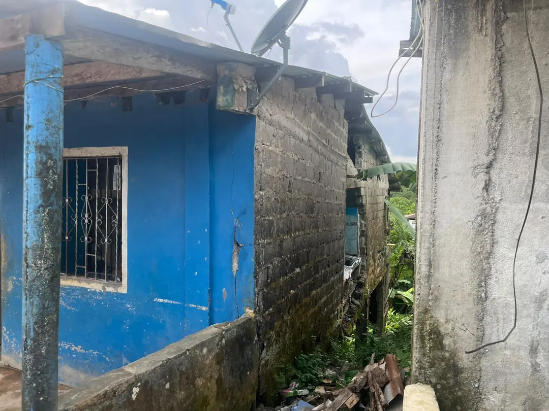 Muro agrietado y techo desprendido en una vivienda del Chocó tras el sismo