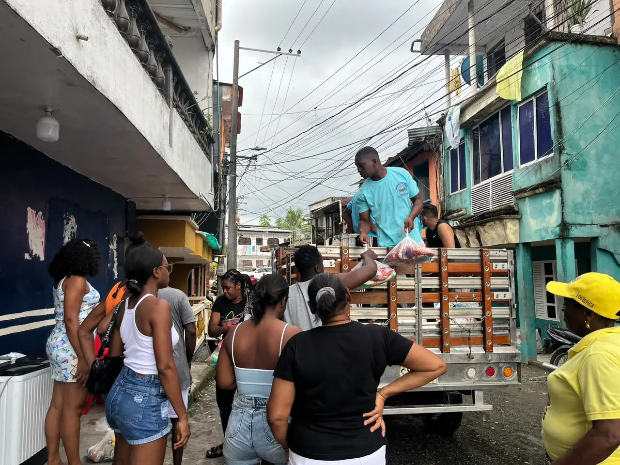Descargue de mercados desde un camión del Banco de Alimentos del Chocó en un barrio de Quibdó