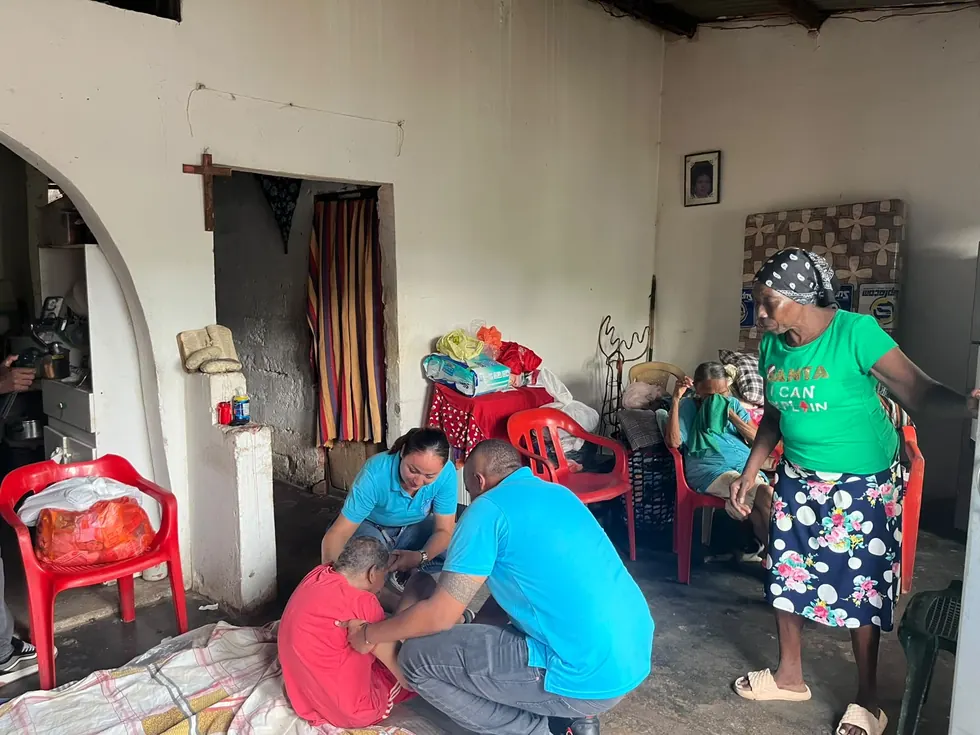 Equipo del Banco de Alimentos del Chocó atendiendo a una familia dentro de su vivienda