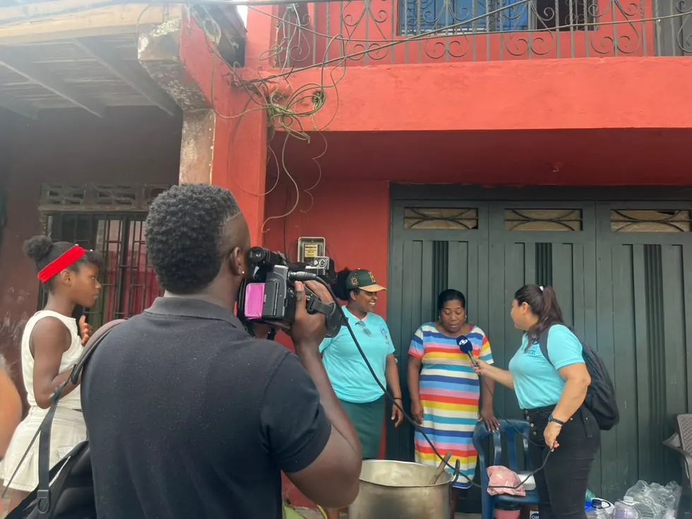 Equipo del Banco de Alimentos del Chocó entregando comida caliente y mercados a las familias
