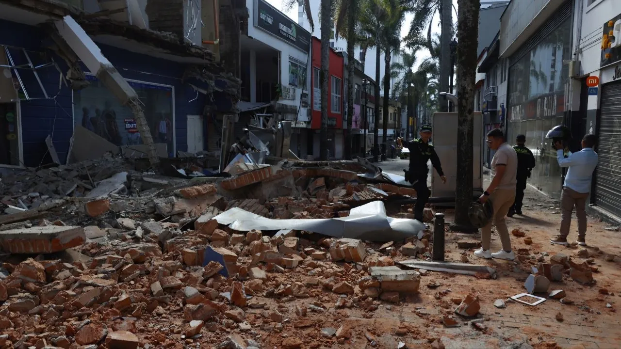 Calle comercial destruida tras el terremoto de magnitud 7,4 del 10 de agosto de 2026 en Colombia