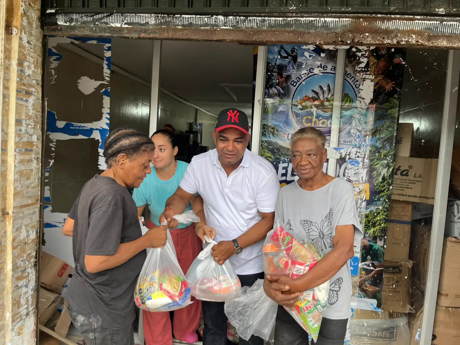Vecinas de un barrio de Quibdó con los mercados entregados por el Banco de Alimentos del Chocó
