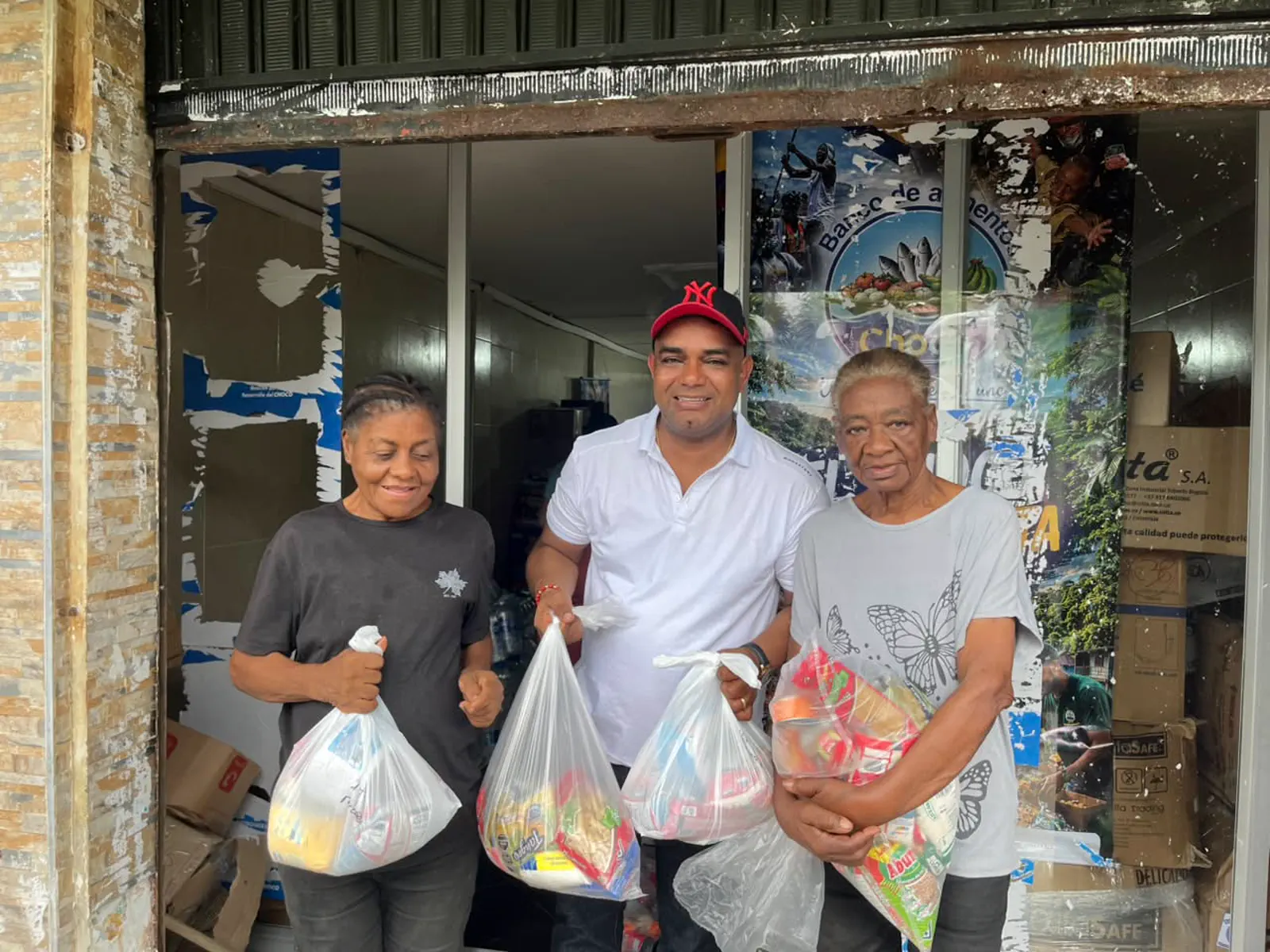 Beneficiarios del Banco de Alimentos del Chocó con sus mercados tras la entrega