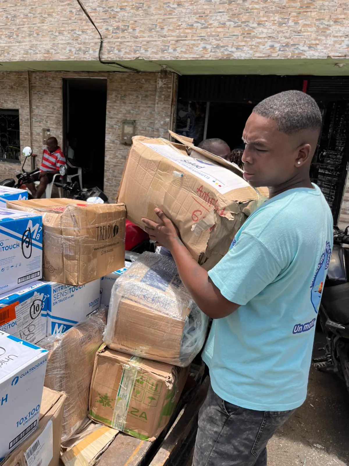 Voluntario del Banco de Alimentos del Chocó descargando cajas de donaciones en el ancianato