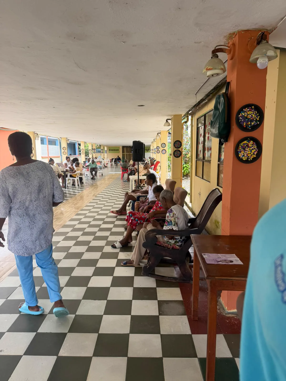 Pasillo del ancianato de Quibdó durante una jornada de entrega de ayuda humanitaria