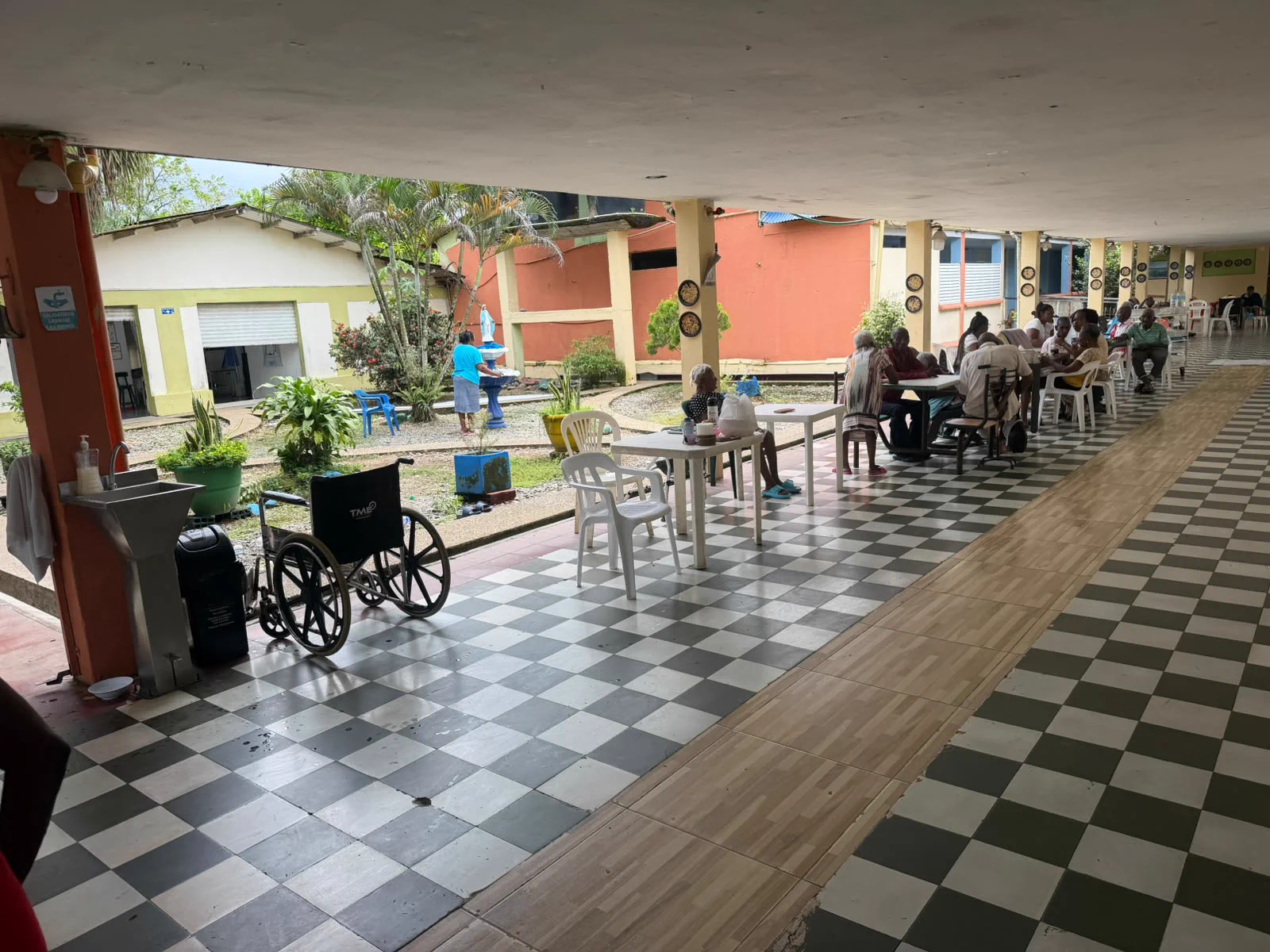 Adultos mayores del ancianato de Quibdó durante una jornada de entrega de ayuda humanitaria