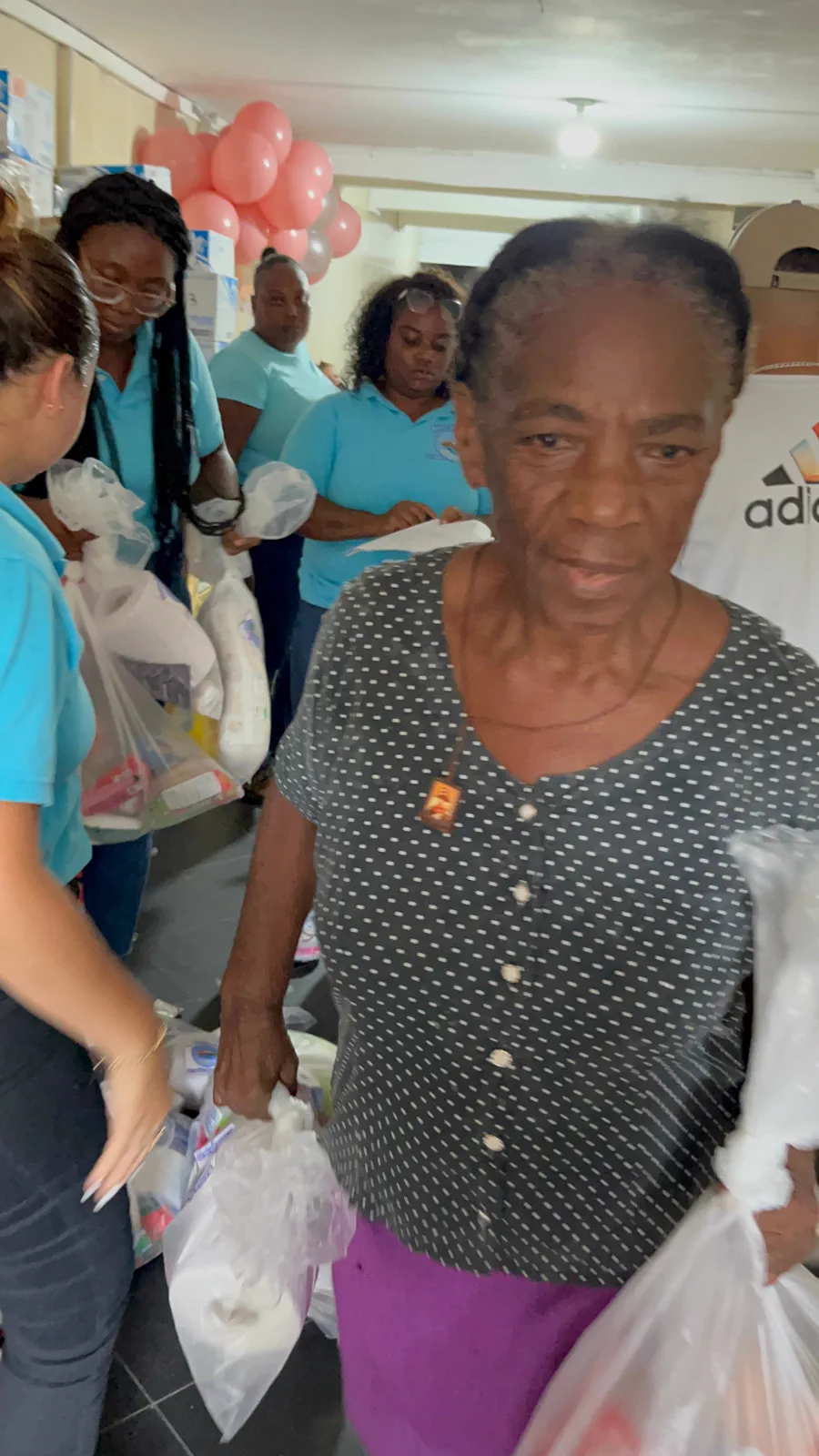 Adulta mayor del Chocó con el mercado que acaba de recibir del Banco de Alimentos