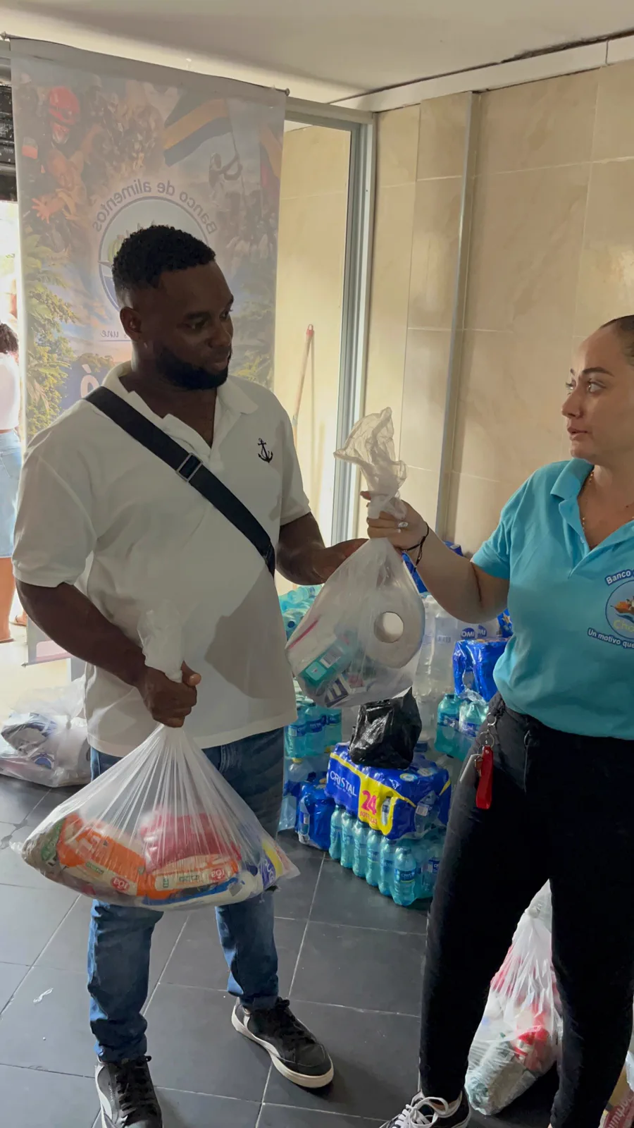 Vecino del Chocó recibiendo un mercado y agua potable del Banco de Alimentos