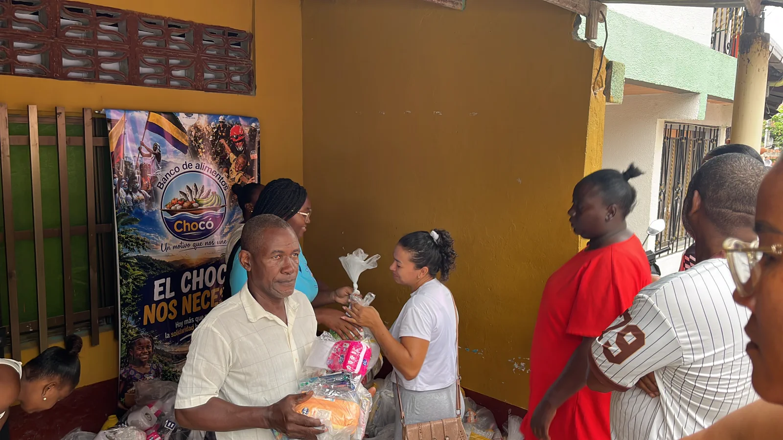 Entrega de un mercado a una familia en la sede del Banco de Alimentos del Chocó