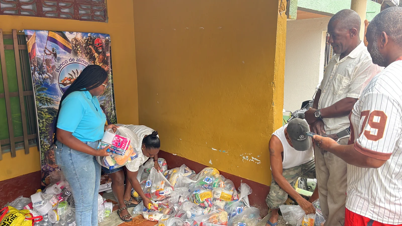 Voluntarias del Banco de Alimentos del Chocó entregando bolsas de mercado ya armadas en la sede