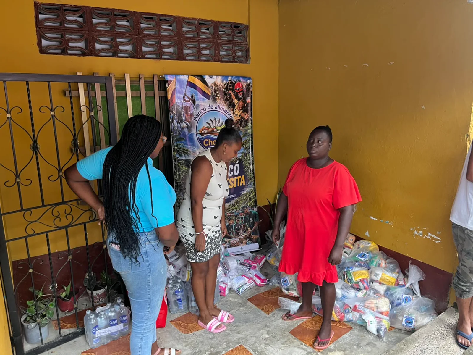 Una madre y su hija reciben un mercado del Banco de Alimentos del Chocó