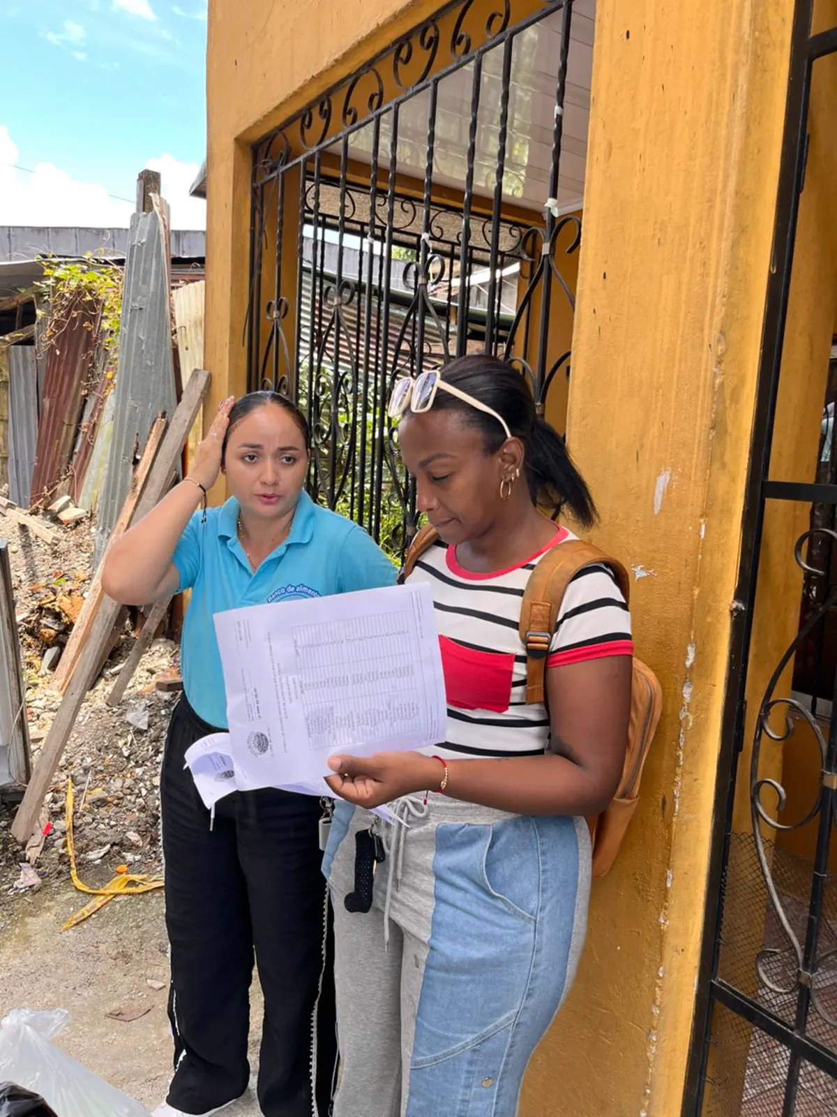 Voluntaria del Banco de Alimentos del Chocó registrando una entrega en la planilla