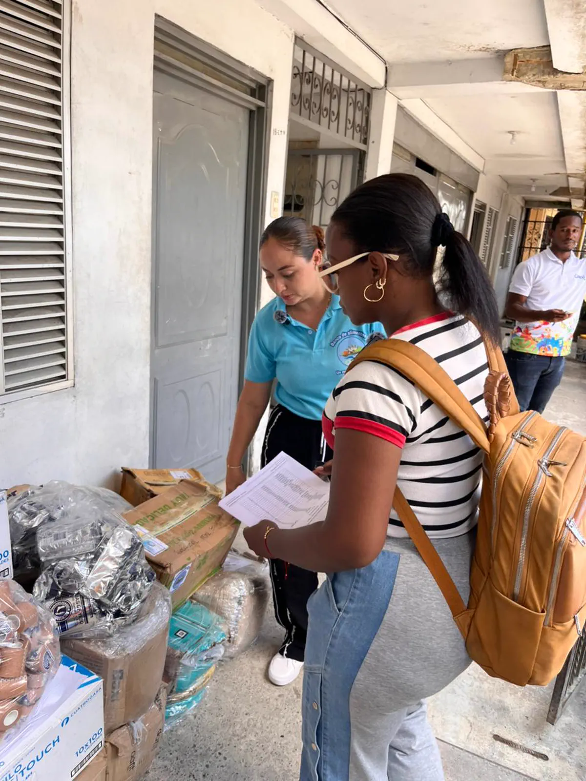 Verificación del listado de familias antes de una entrega de ayuda humanitaria en Quibdó