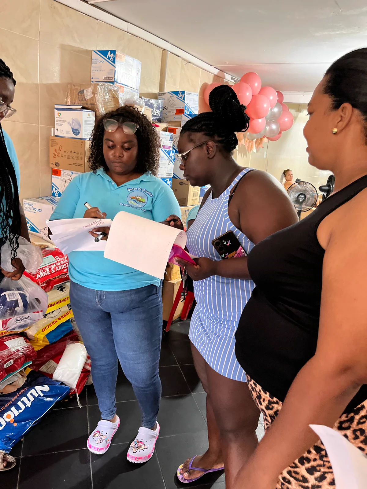 Registro escrito de quién recibe cada mercado durante una jornada del Banco de Alimentos del Chocó