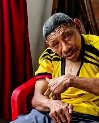 Fosforito, con la camiseta amarilla de la Selección Colombia, mira a la cámara